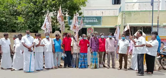 பென்னாகரத்தில் கோரிக்கைகளை வலியுறுத்தி பால் உற்பத்தியாளர்கள் ஆர்ப்பாட்டம்!