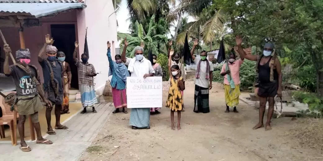 ஈரோட்டில் விளை நிலங்களில் கருப்புகொடி ஏற்றி, விவசாய சங்கத்தினர் போராட்டம்!