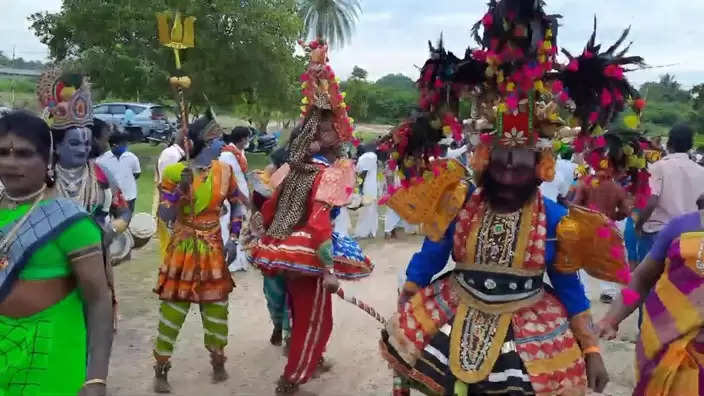 தருமபுரியில் கோரிக்கைகளை வலியுறுத்தி கிராமிய கலைஞர்கள் நூதன போராட்டம்!