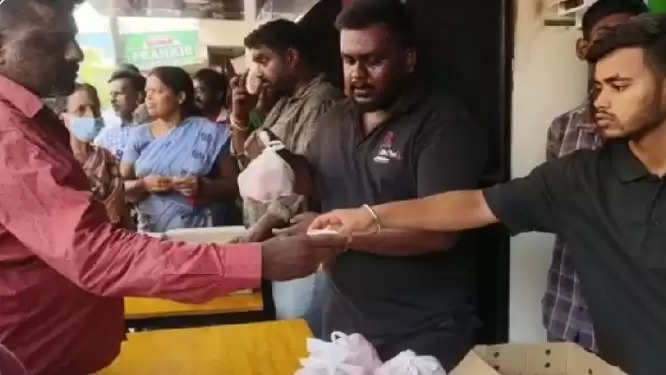 ஒரு டீ வாங்கினால் ஒரு கிலோ தக்காளி இலவசம்! கடையில் குவிந்த மக்கள்