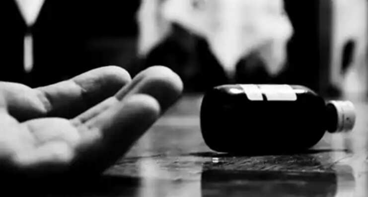 வயது வித்தியாசத்தால் பெற்றோர் எதிர்ப்பு... காதல் ஜோடி விஷம் குடித்து தற்கொலை முயற்சி!