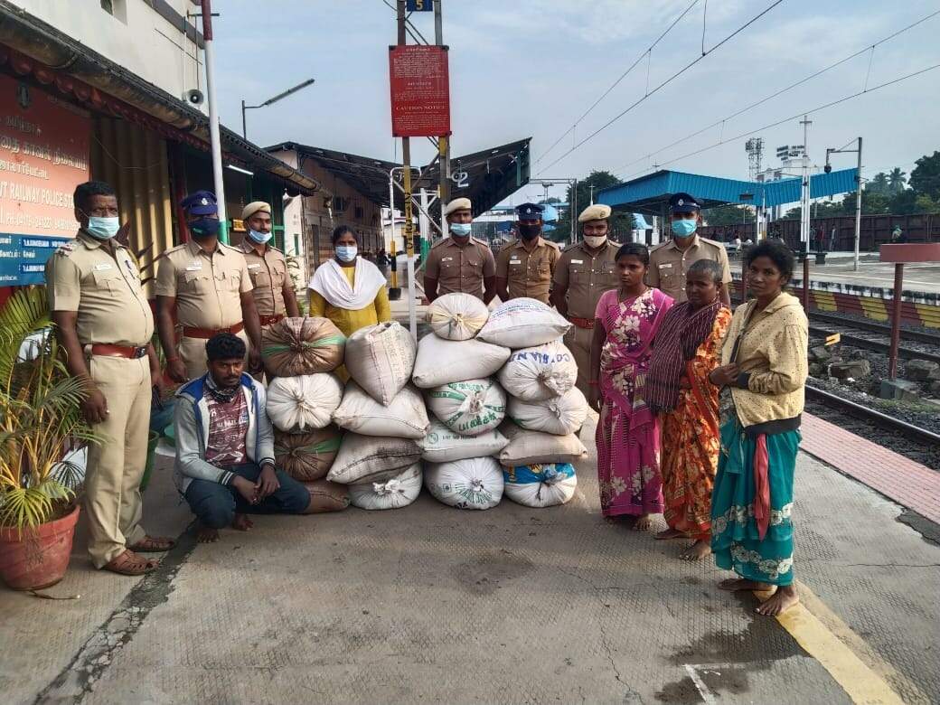 பெங்களூருக்கு ரயிலில் கடத்தமுயன்ற 1 டன் ரேஷன் அரிசி பறிமுதல்... 3 பெண்கள் உள்பட 4 பேர் கைது