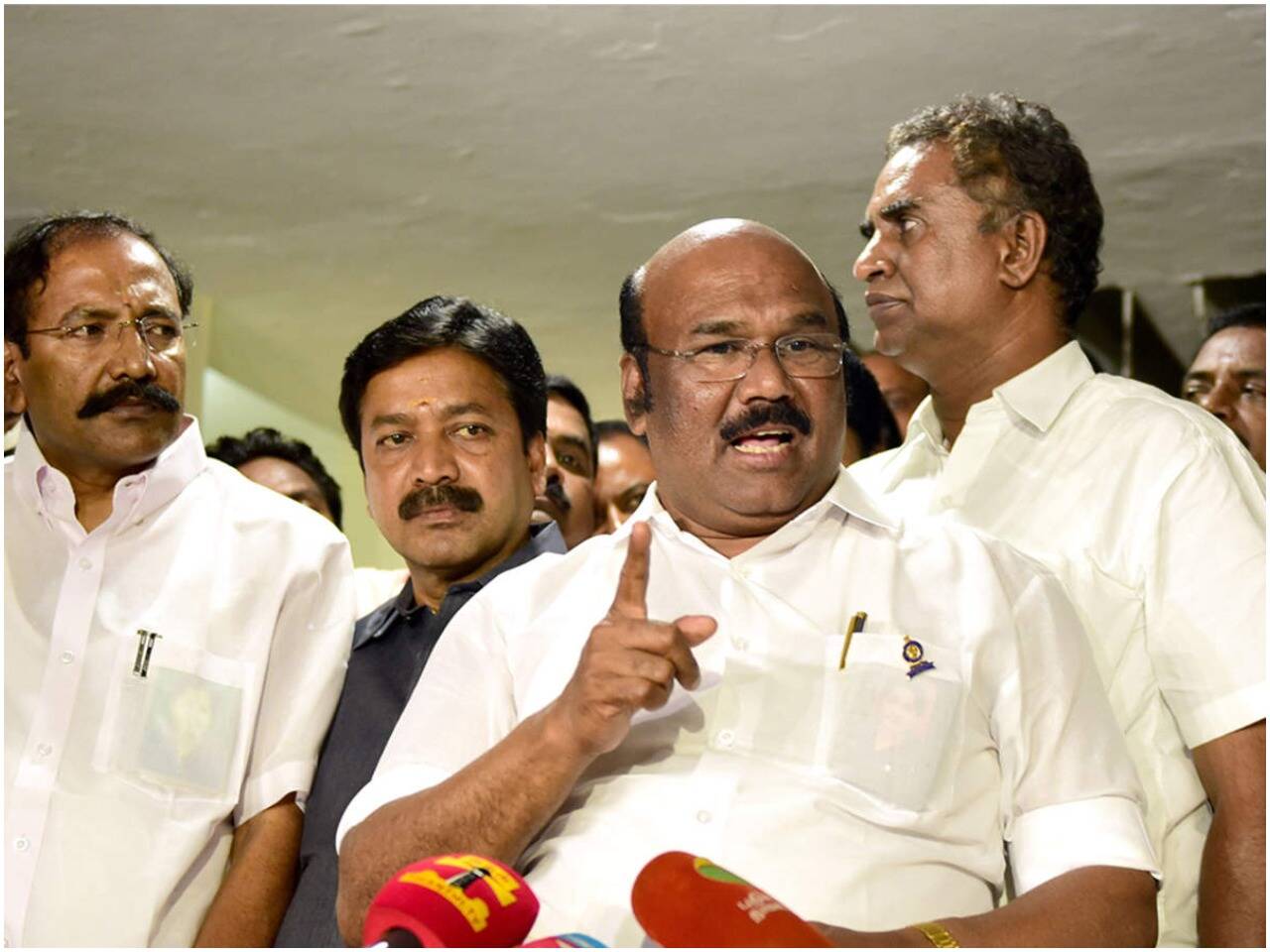 கல்வெட்டில் பெயர் போட்டால் பொதுச்செயலாளர் ஆகிவிட முடியுமா? ஜெயக்குமார் கடும் தாக்கு!!