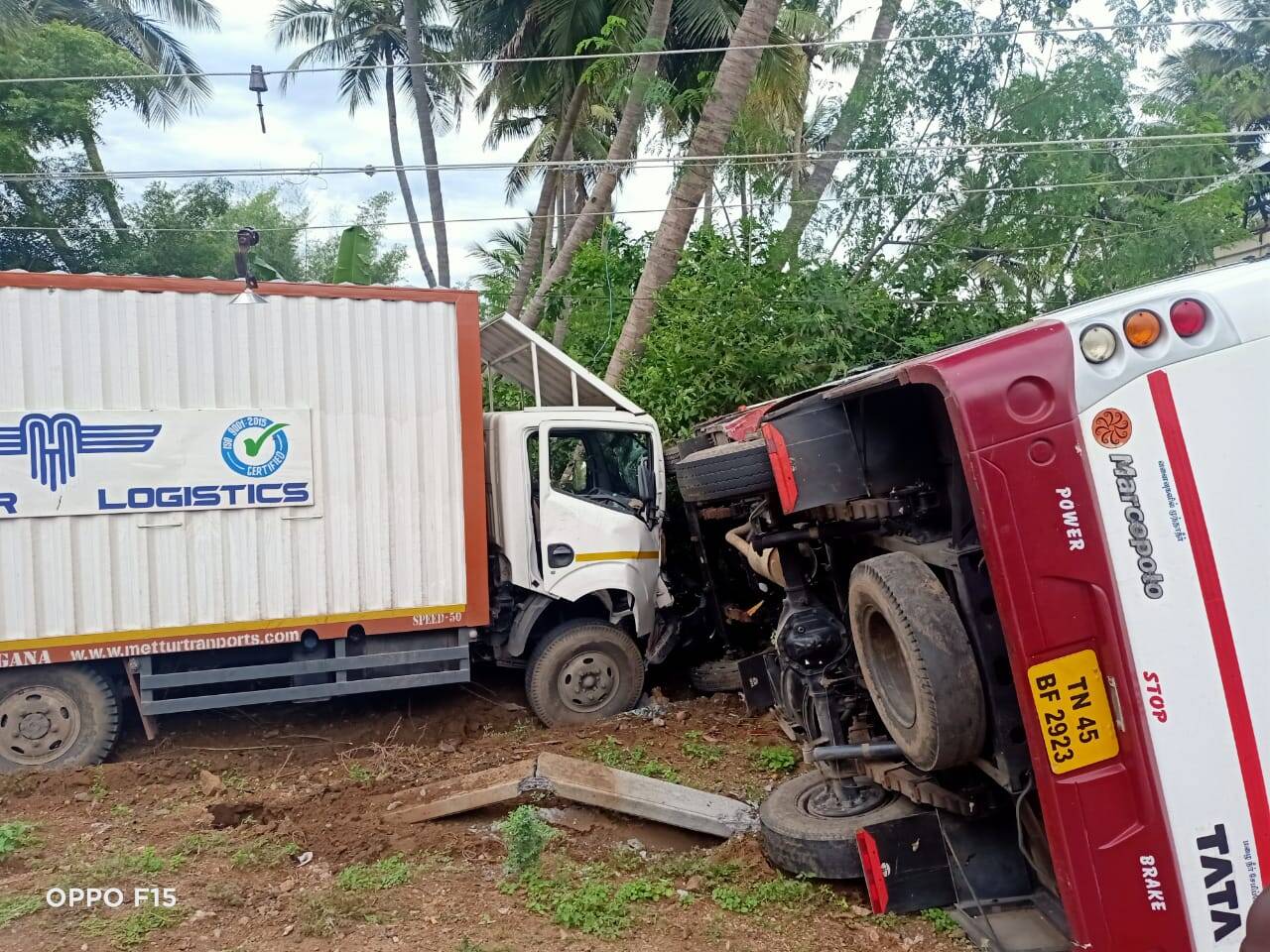 திருச்சி அருகே சுற்றுலா வேன் மீது கண்டெய்னர் லாரி மோதி விபத்து - 20 பேர் காயம்