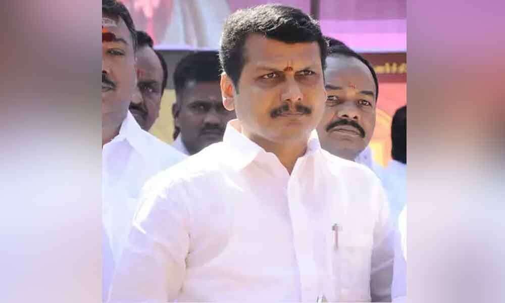 தொண்டர் அணிவித்த சால்வையை ஏற்க மறுத்த அமைச்சர் செந்தில் பாலாஜி!