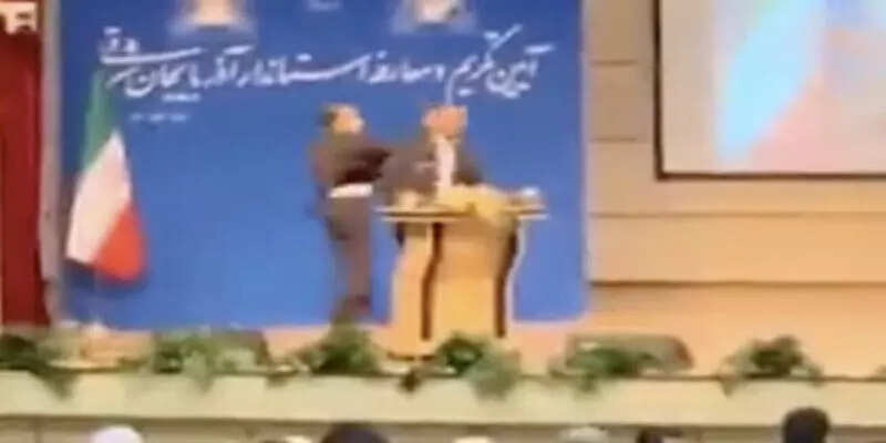 திடீரென மேடையில் ஏறி... ஆளுநரின் கன்னத்தில் அறைந்த நபர்; பரபரப்பு சம்பவம்!