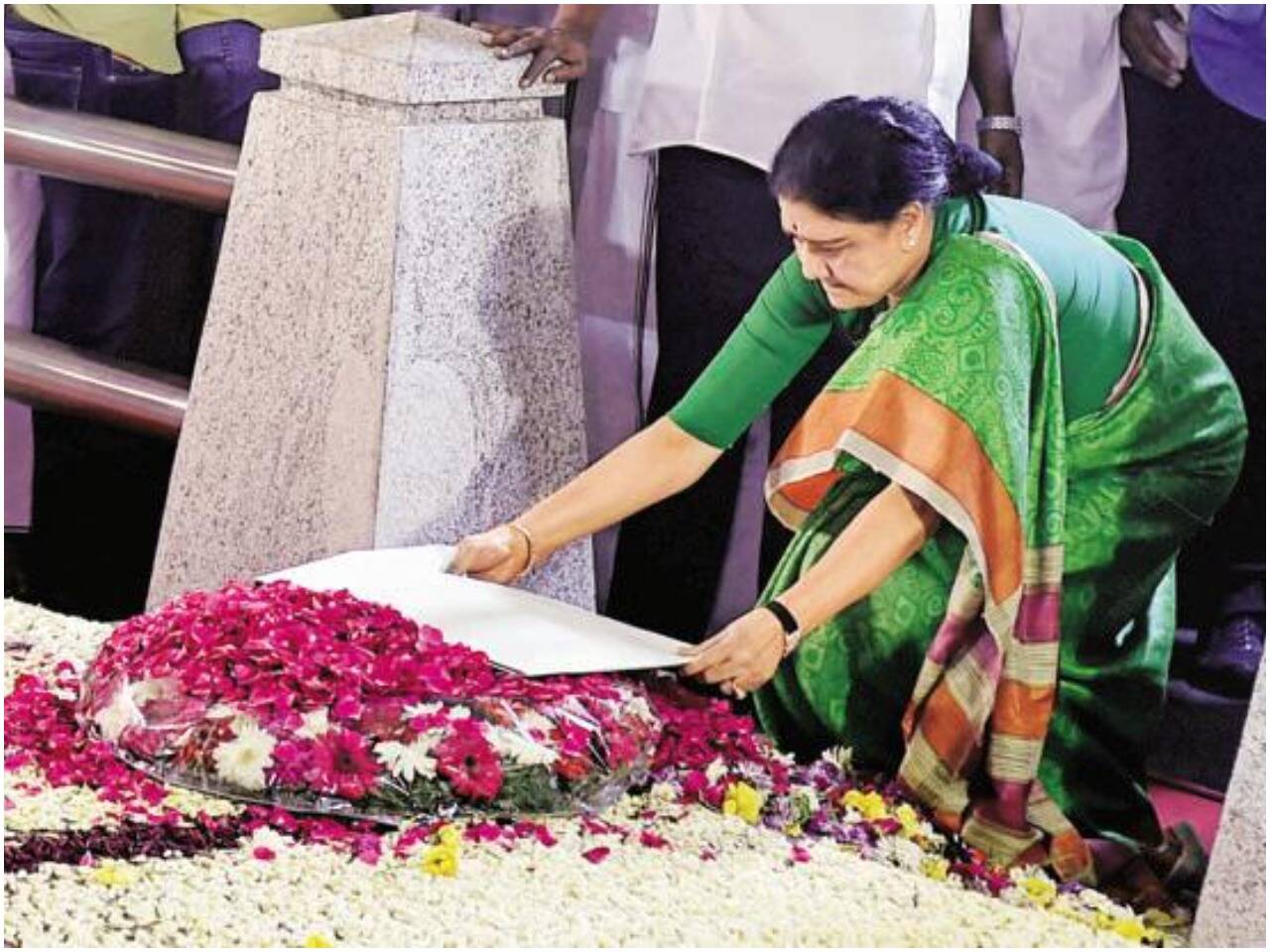 ஜெயலலிதா நினைவிடம் செல்லும் சசிகலா : முக்கிய தகவல் இதோ!!