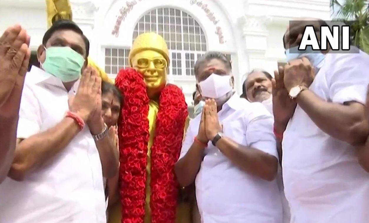 எம்ஜிஆர் மற்றும் ஜெயலலிதா சிலைகளுக்கு ஓபிஎஸ் - ஈபிஎஸ் மரியாதை!!