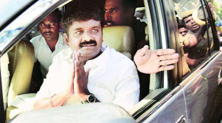 சுற்றி வளைத்த லஞ்ச ஒழிப்புத்துறையினர் : விஜயபாஸ்கரிடம் தீவிர விசாரணை!