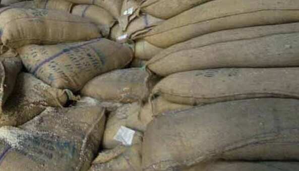 தாளவாடியில் இருந்து கர்நாடகாவுக்கு காரில் ரேஷன்அரிசி கடத்திய 2 பேர் கைது... 950 கிலோ ரேஷன் அரிசி பறிமுதல்!