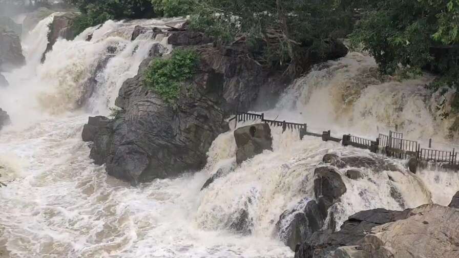 ஒகேனக்கல் காவரி ஆற்றில் நீர்வரத்து வினாடிக்கு 35 ஆயிரம் கனஅடியாக அதிகரிப்பு